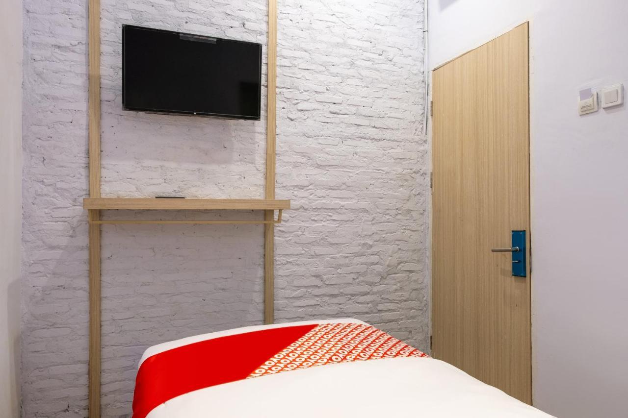 Super Oyo 3150 Theodore Homestay Медан Екстериор снимка