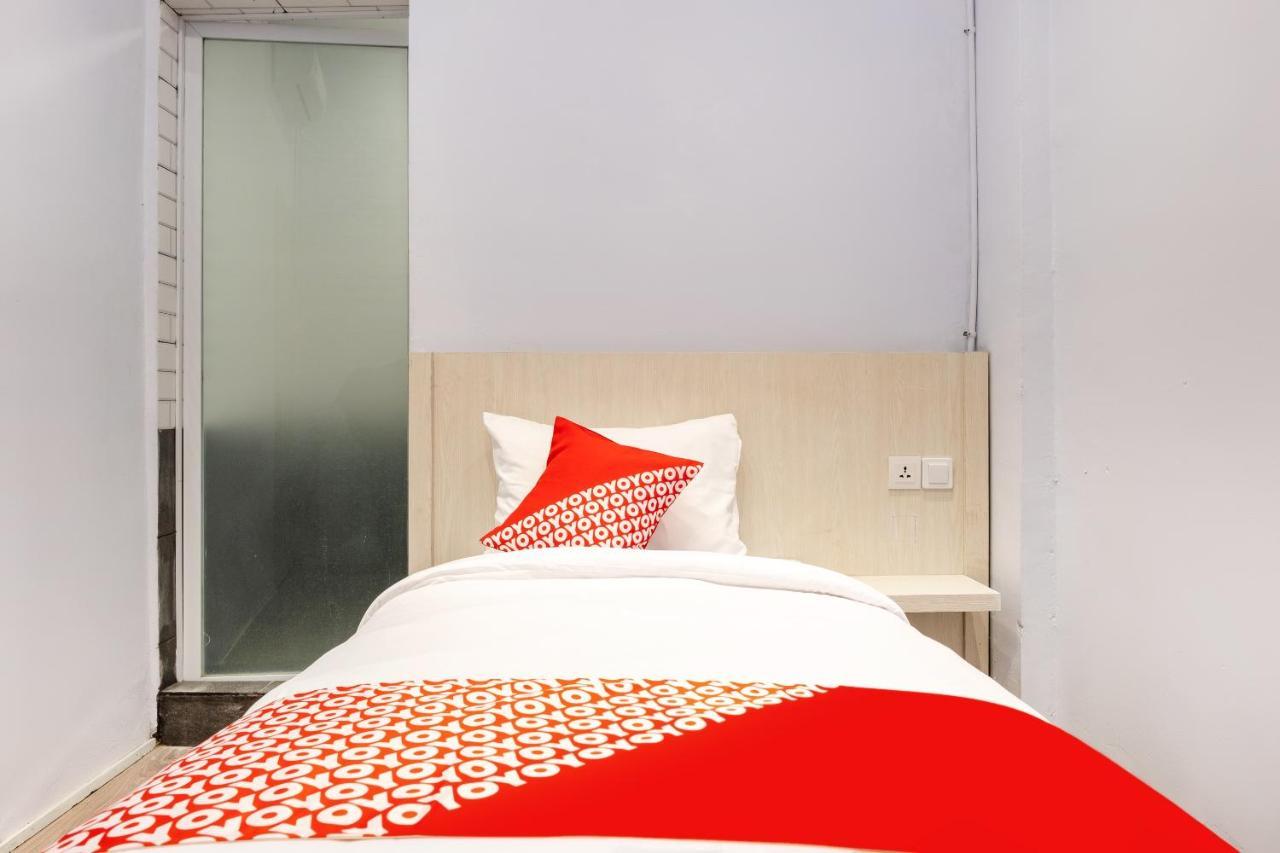 Super Oyo 3150 Theodore Homestay Медан Екстериор снимка