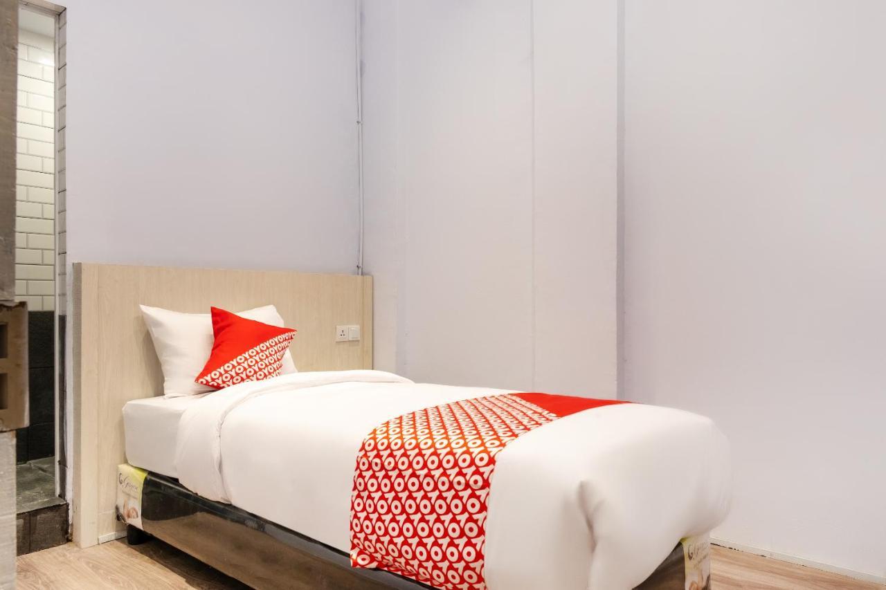 Super Oyo 3150 Theodore Homestay Медан Екстериор снимка