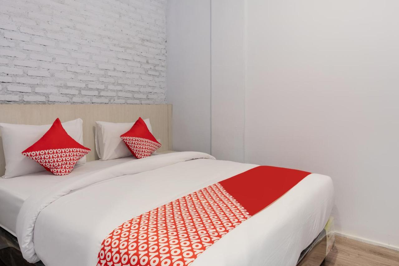 Super Oyo 3150 Theodore Homestay Медан Екстериор снимка